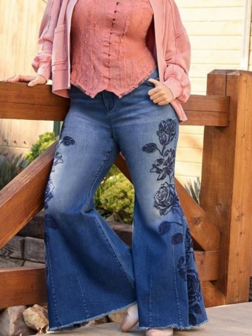 🆕️TORRID FESTI HIGH RISE EMBROIDERED SUPER FLARE JEANS - SIZE 20W (SHORT)